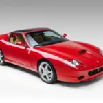Ferrari Superamerica in klassischem Rot mit geschlossenem Revocromico-Hardtop, Frontansicht.