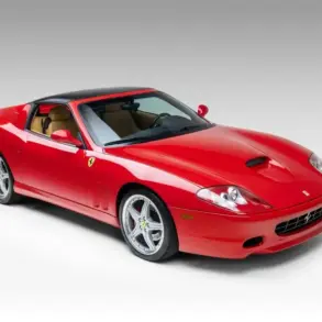 Ferrari Superamerica in klassischem Rot mit geschlossenem Revocromico-Hardtop, Frontansicht.
