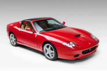 Ferrari Superamerica in klassischem Rot mit geschlossenem Revocromico-Hardtop, Frontansicht.