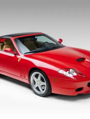 Ferrari Superamerica in klassischem Rot mit geschlossenem Revocromico-Hardtop, Frontansicht.