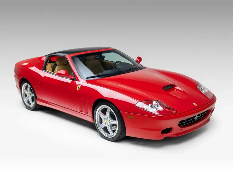Ferrari Superamerica in klassischem Rot mit geschlossenem Revocromico-Hardtop, Frontansicht.