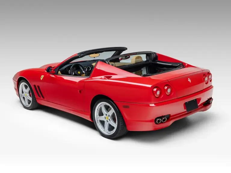 Roter Ferrari Superamerica mit geöffnetem Dach und beigen Ledersitzen, Heckansicht