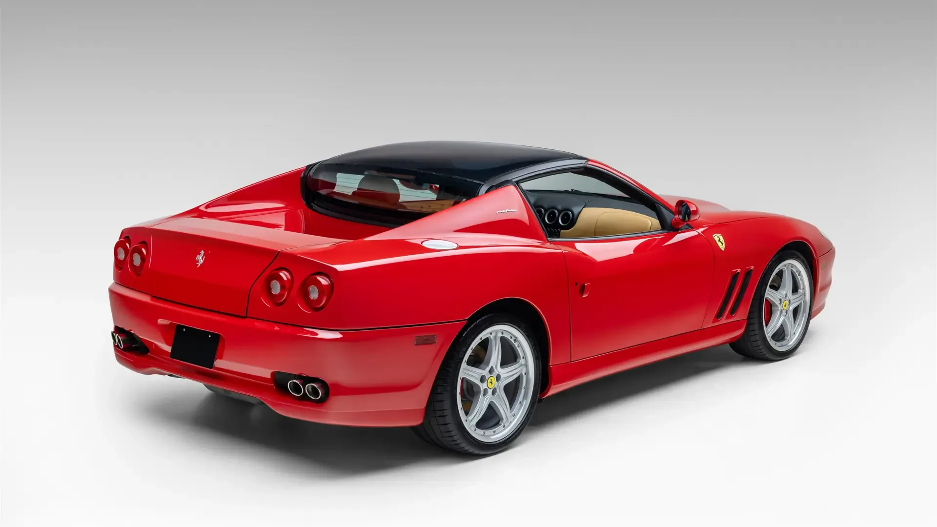 Heckansicht eines Ferrari Superamerica, Rot, mit geschlossenem Hardtop und beigem Lederinterieur, auf weißem Hintergrund.