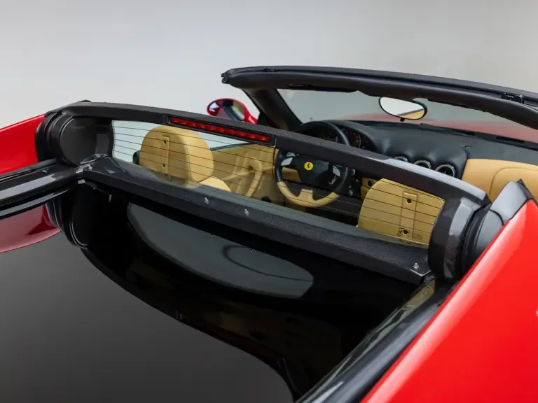 Detailaufnahme des geöffneten elektrochromen Hardtops im Ferrari Superamerica, Fokus auf Dachmechanik und Innenraum