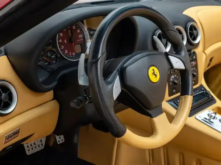 Innenraum eines Ferrari Superamerica, Ansicht von Lenkrad und Cockpit mit beigem Leder