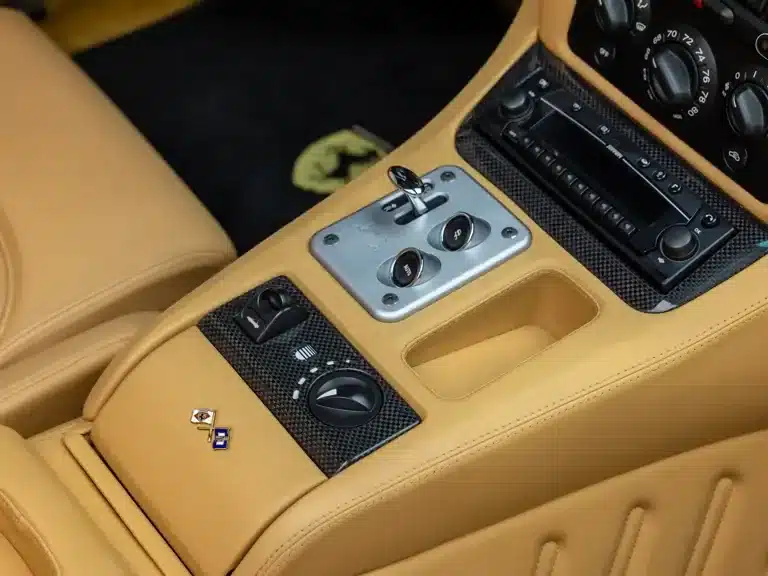 Mittelkonsole eines Ferrari Superamerica von 2005 mit beigefarbenem Leder, Aluminium-Schaltkulisse und Carbon-Applikationen.