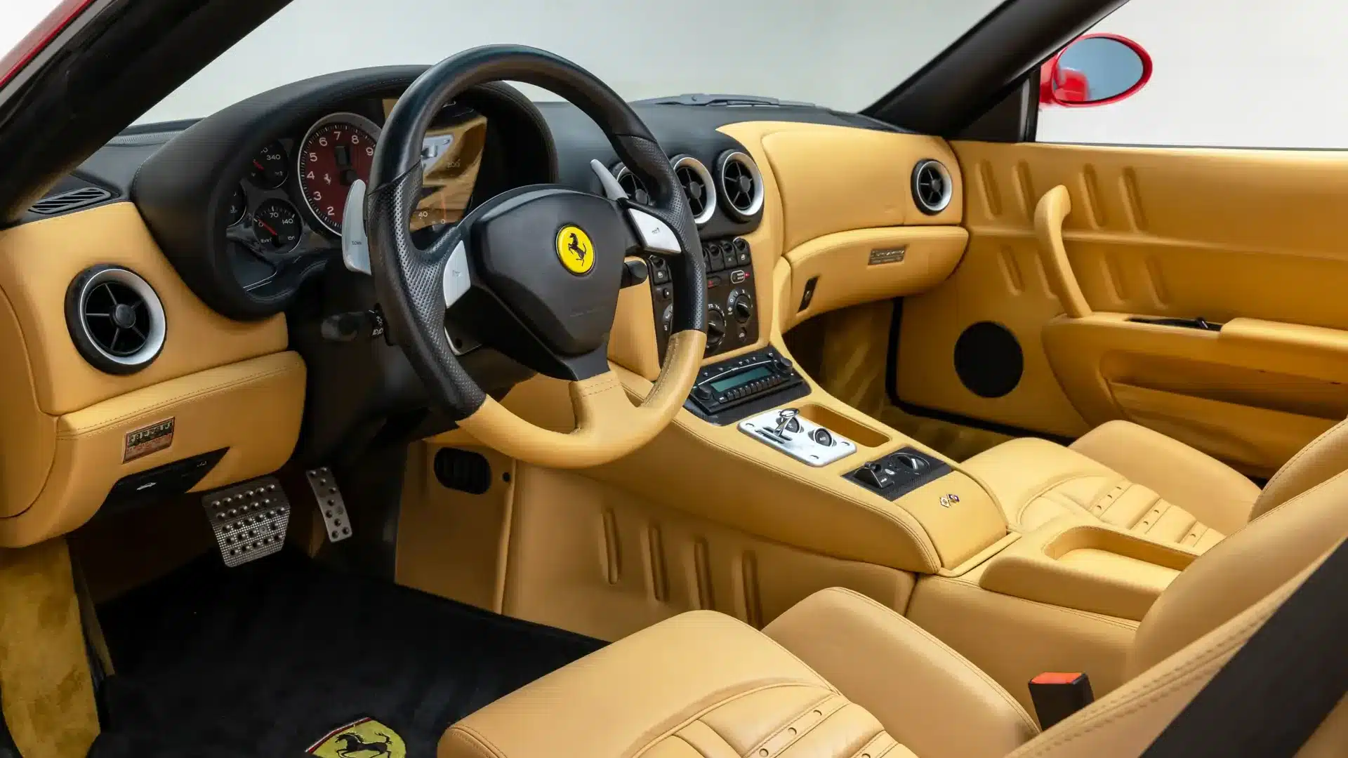 Innenraum des Ferrari Superamerica mit beigem Leder und Ferrari-Logo auf dem Lenkrad