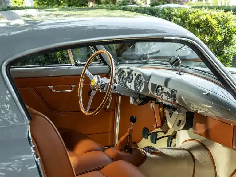 Innenraum eines Ferrari 250 Europa GT Coupé von 1955 mit braunem Leder und silbernem Armaturenbrett