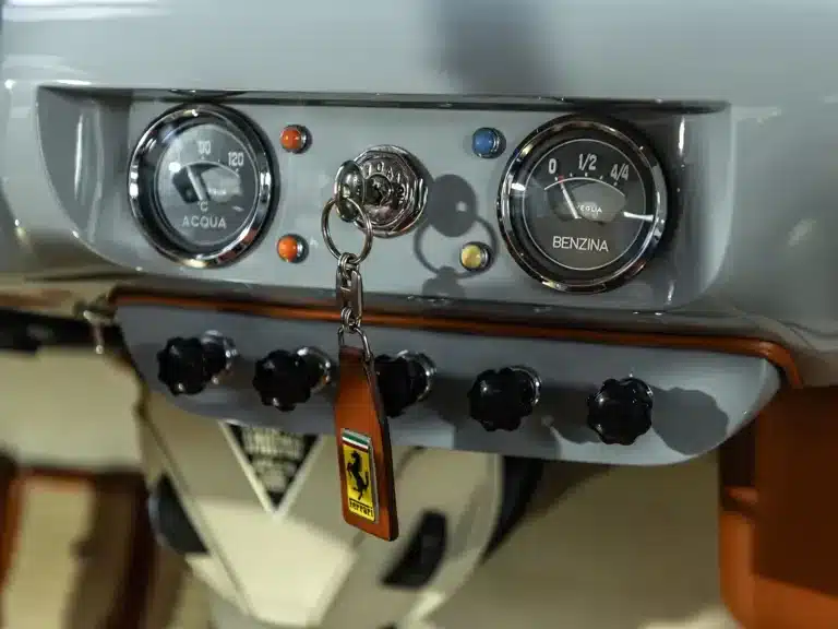 Detail des Ferrari 250 Europa GT Armaturenbretts mit Ferrari-Zündschlüssel und Instrumentenanzeige