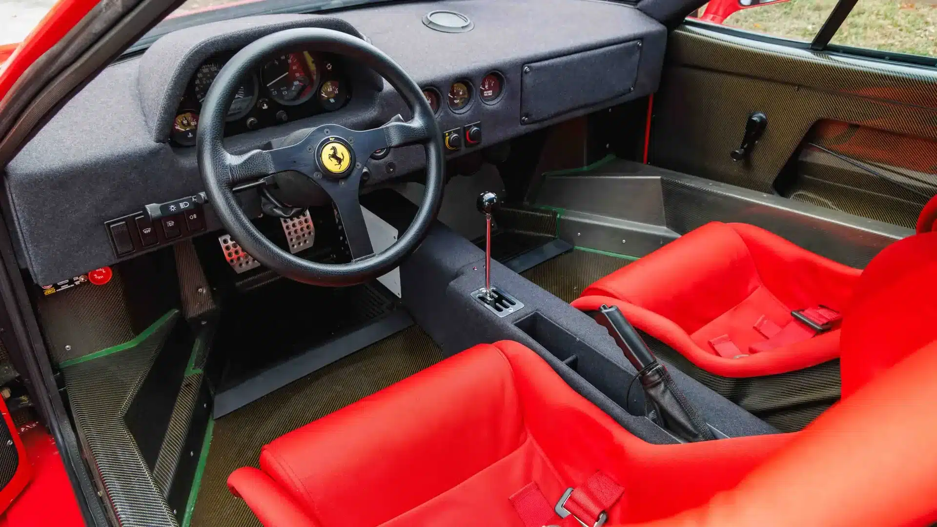 Ferrari F40 Interieur mit roten Rennsitzen, Schalthebel und Armaturenbrett aus Stoff