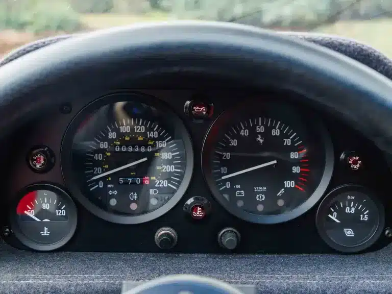 Nahaufnahme des Cockpits im Ferrari F40 mit Anzeigeinstrumenten und Lenkrad.