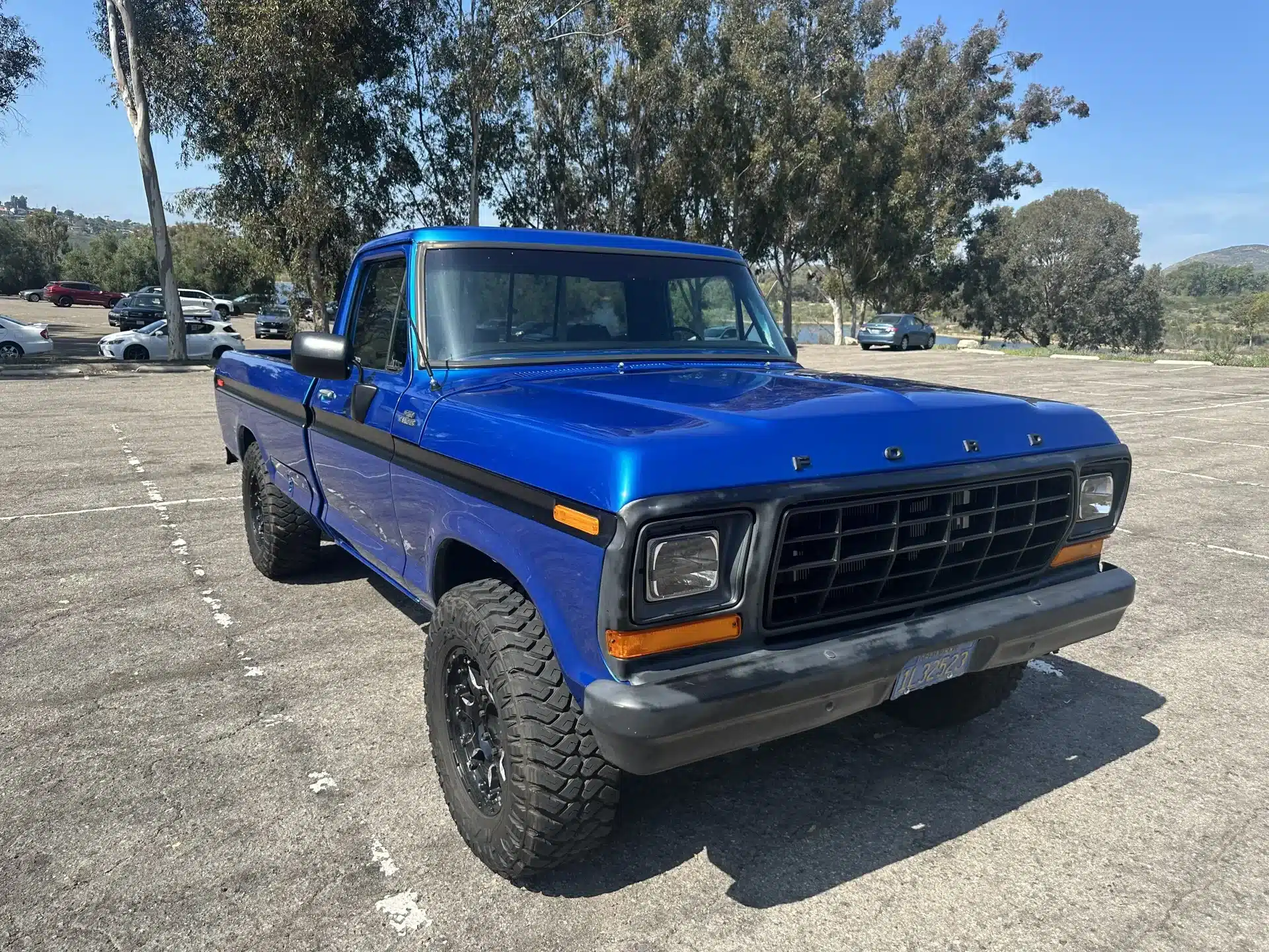 Blauer Ford F-250 Pick-up, Modelljahr 1978, auf einem Parkplatz, Frontansicht