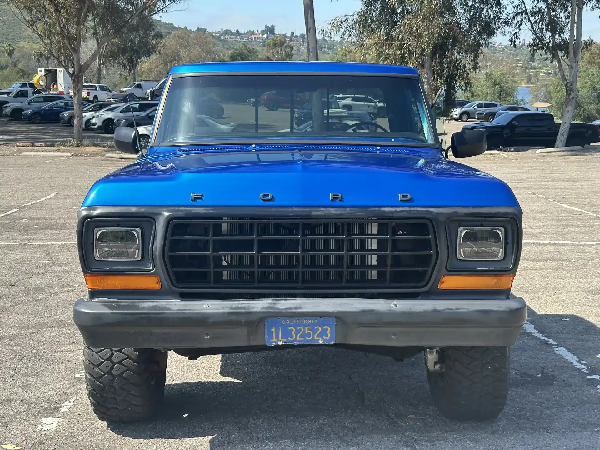 Blauer Ford F-250 Pick-up des Modelljahres 1978, Frontansicht auf einem Parkplatz in Kalifornien.