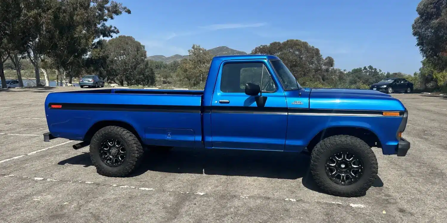 Blauer Ford F-250 Pick-up, Baujahr 1978, Seitenansicht auf freiem Parkplatz