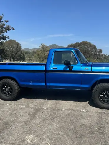 Blauer Ford F-250 Pick-up, Baujahr 1978, Seitenansicht auf freiem Parkplatz