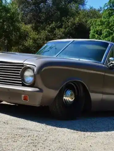 Mattschwarzer Ford Falcon 1963 Panel Sedan Delivery mit Tieferlegung, geparkt im Grünen