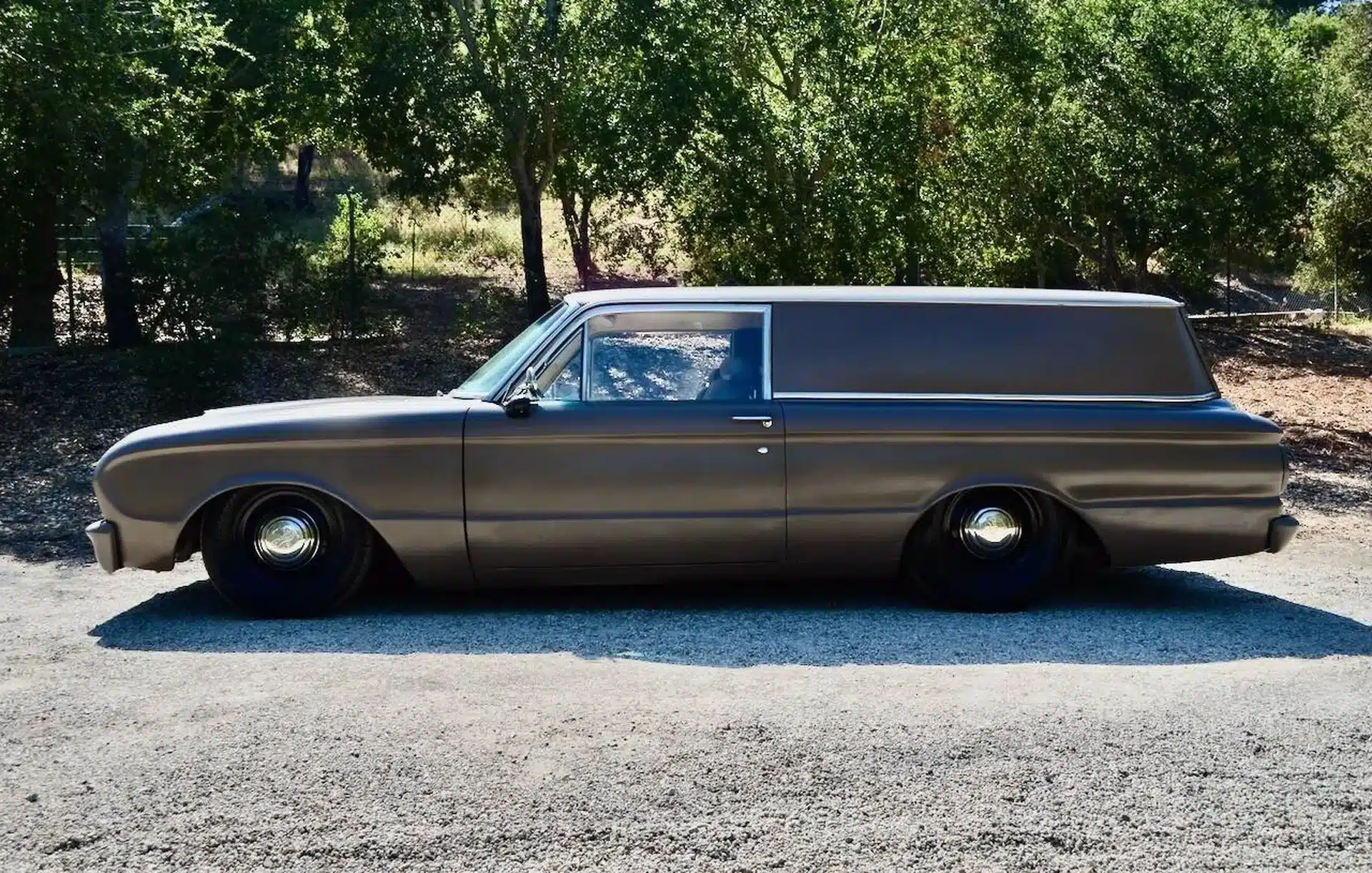 Ford Falcon 1963 Panel Sedan Delivery matt grau mit Luftfahrwerk, Seitenansicht im Freien