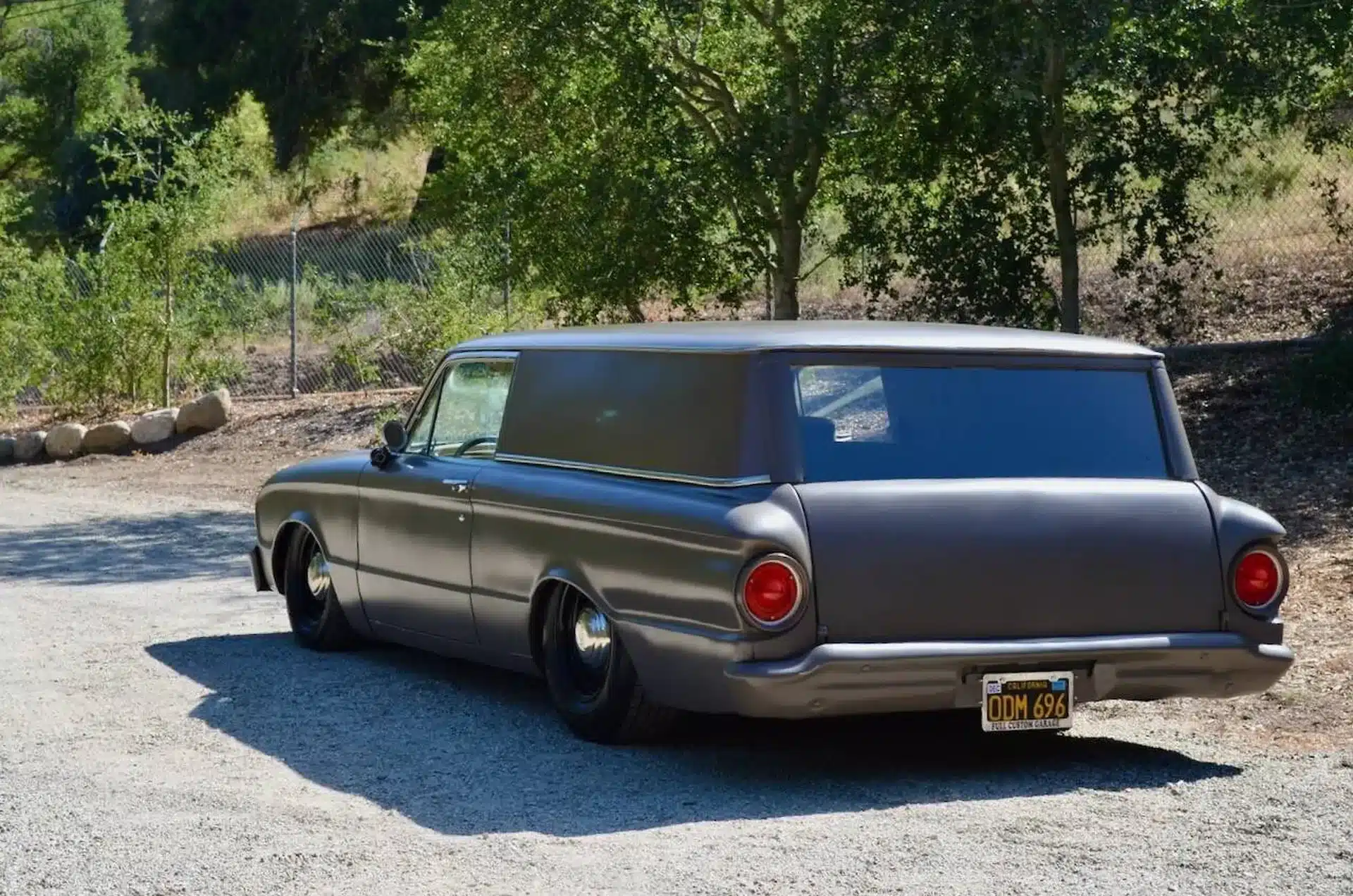 Modifizierter Ford Falcon Panel Sedan Delivery von 1963 mit mattem Finish, niedriger Karosserie und kalifornischem Kennzeichen im Schatten geparkt.