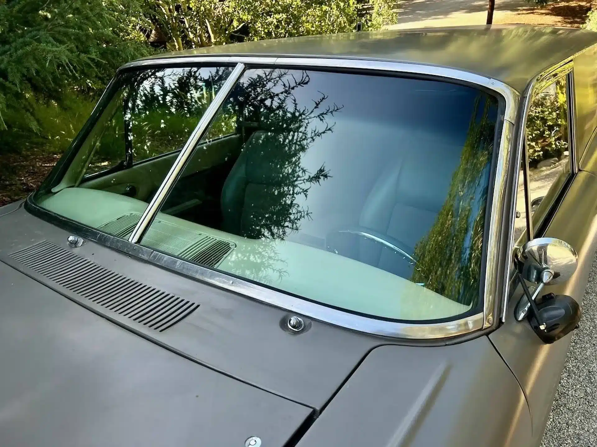 Detailansicht der Windschutzscheibe und Motorhaube eines Ford Falcon von 1963