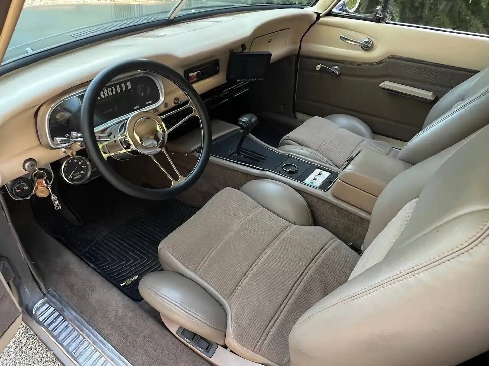 Innenansicht eines modifizierten Ford Falcon von 1963 mit modernisiertem Interieur und Cockpit.