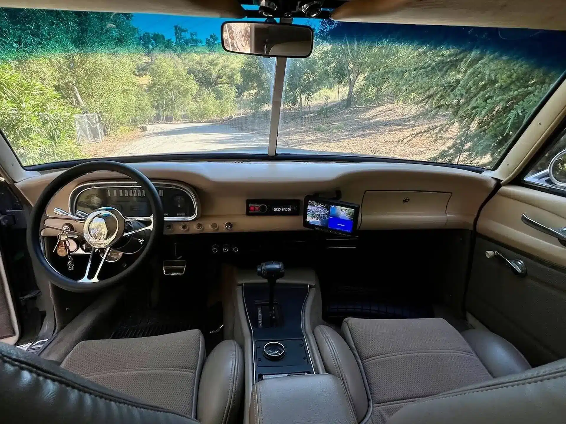 Innenraum eines restaurierten Ford Falcon von 1963 mit modernisierten Elementen