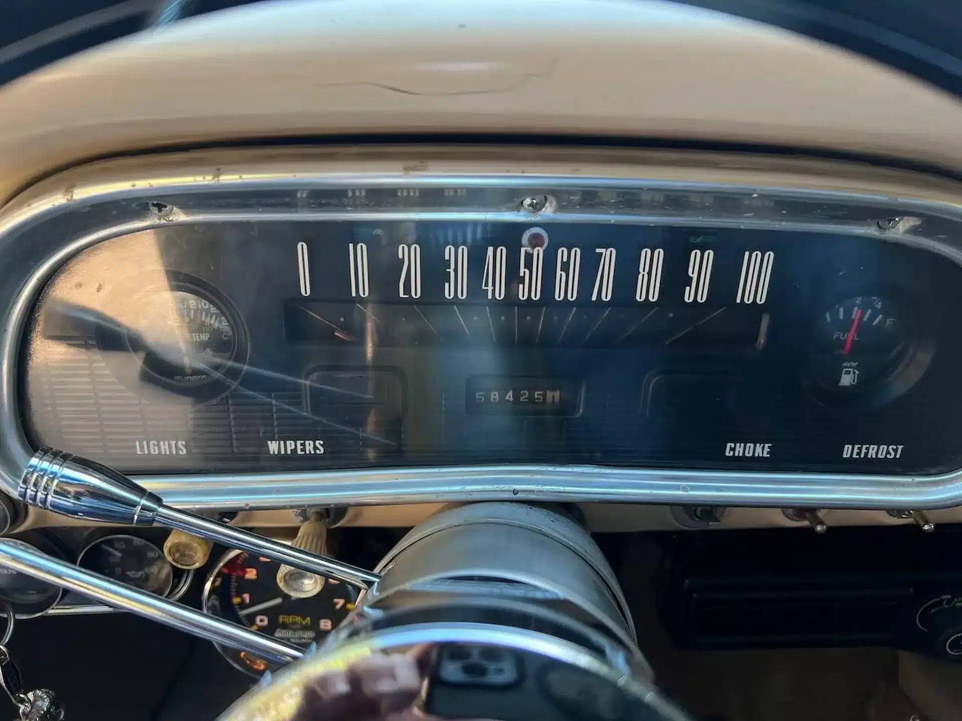 Tachometer eines klassischen Ford Falcon von 1963 mit Meilenstandsanzeige.
