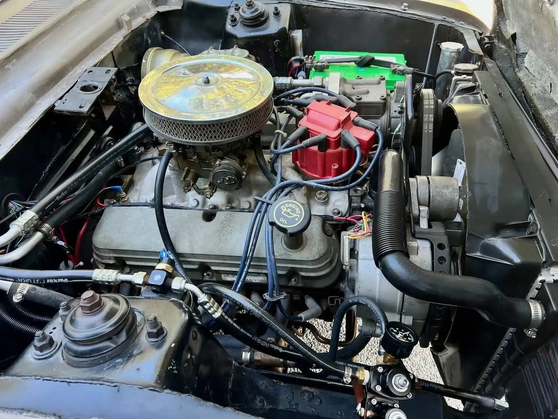 Detailaufnahme des Motorraums im Ford Falcon 1963 mit 5,0-Liter-V8 und Modifikationen.