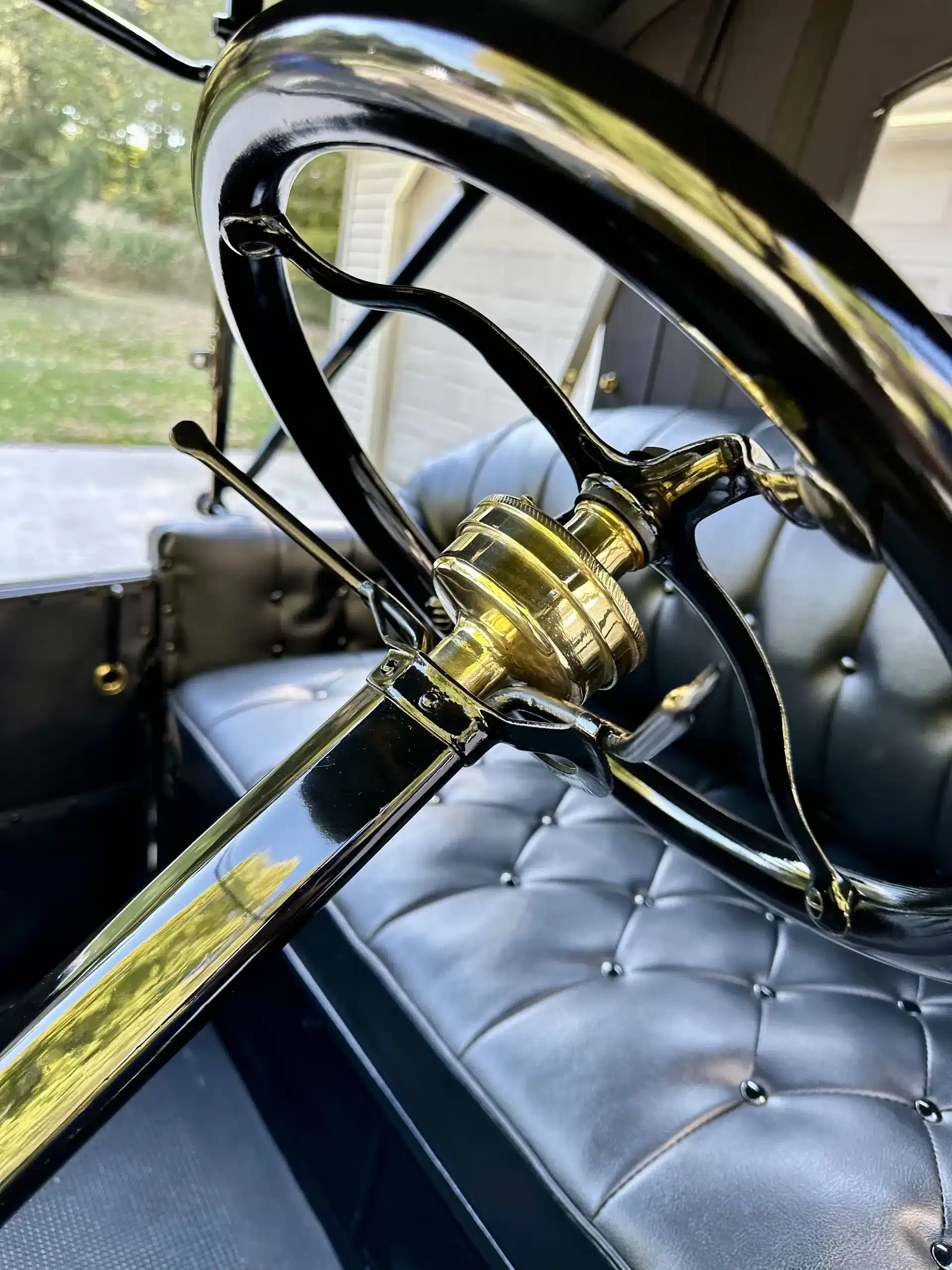 Nahaufnahme vom Lenkrad und der Sitzbank eines restaurierten Ford Model T Runabout von 1915