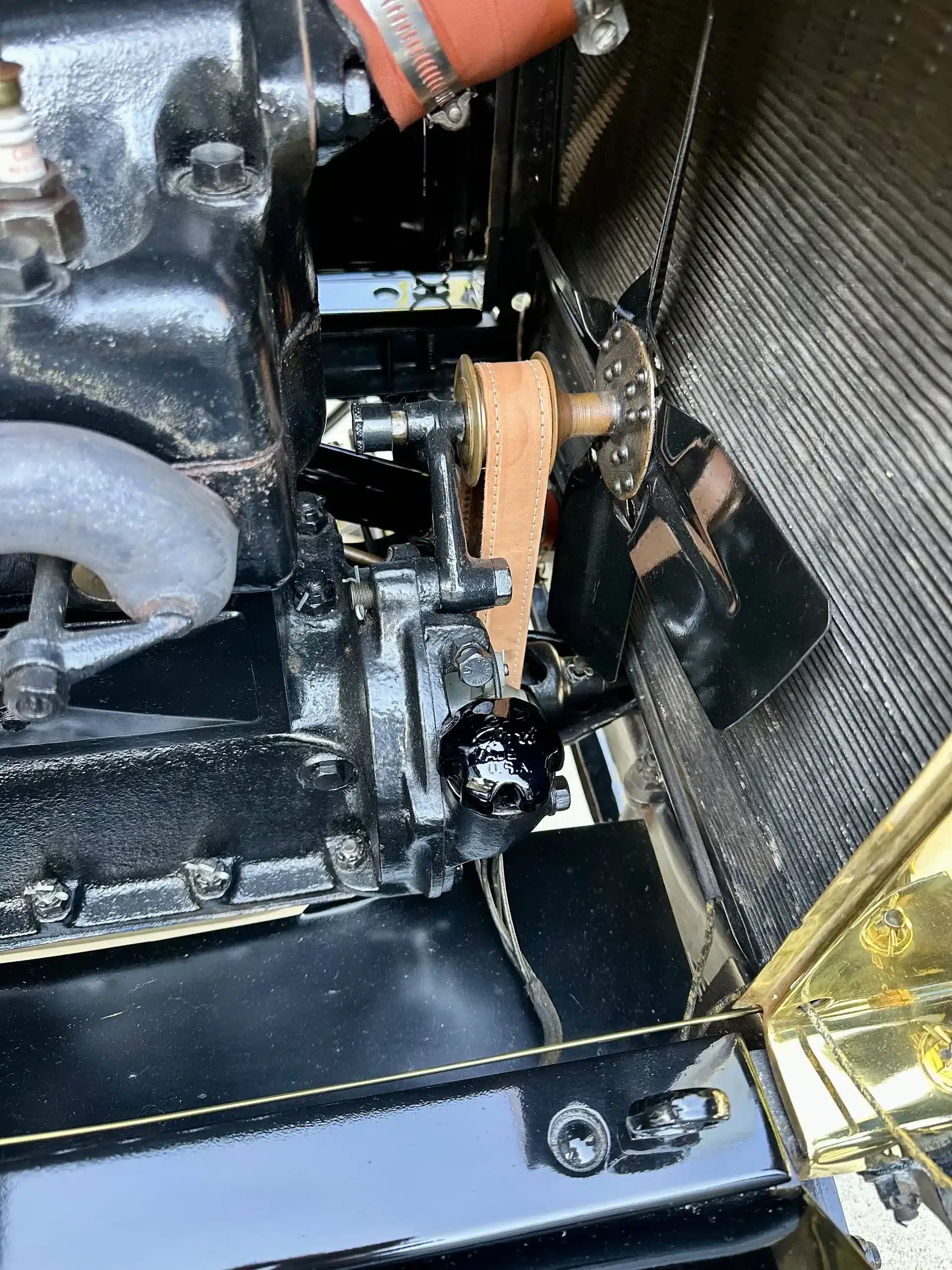 Nahaufnahme des Getriebe- und Motorbereichs eines restaurierten Ford Model T Runabout von 1915 mit Lederriemen und Mechanik.
