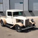 Restaurierter Ford Pickup von 1932 mit cremefarbenem Lack und markanter Frontansicht