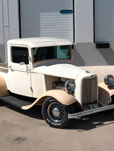 Restaurierter Ford Pickup von 1932 mit cremefarbenem Lack und markanter Frontansicht
