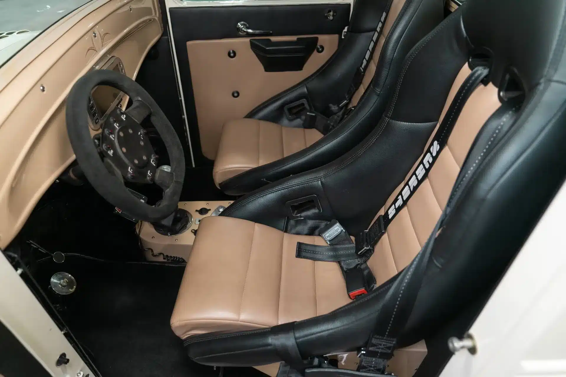 Innenansicht eines Ford Pickups von 1932 mit Sportsitzen und beigem Armaturenbrett