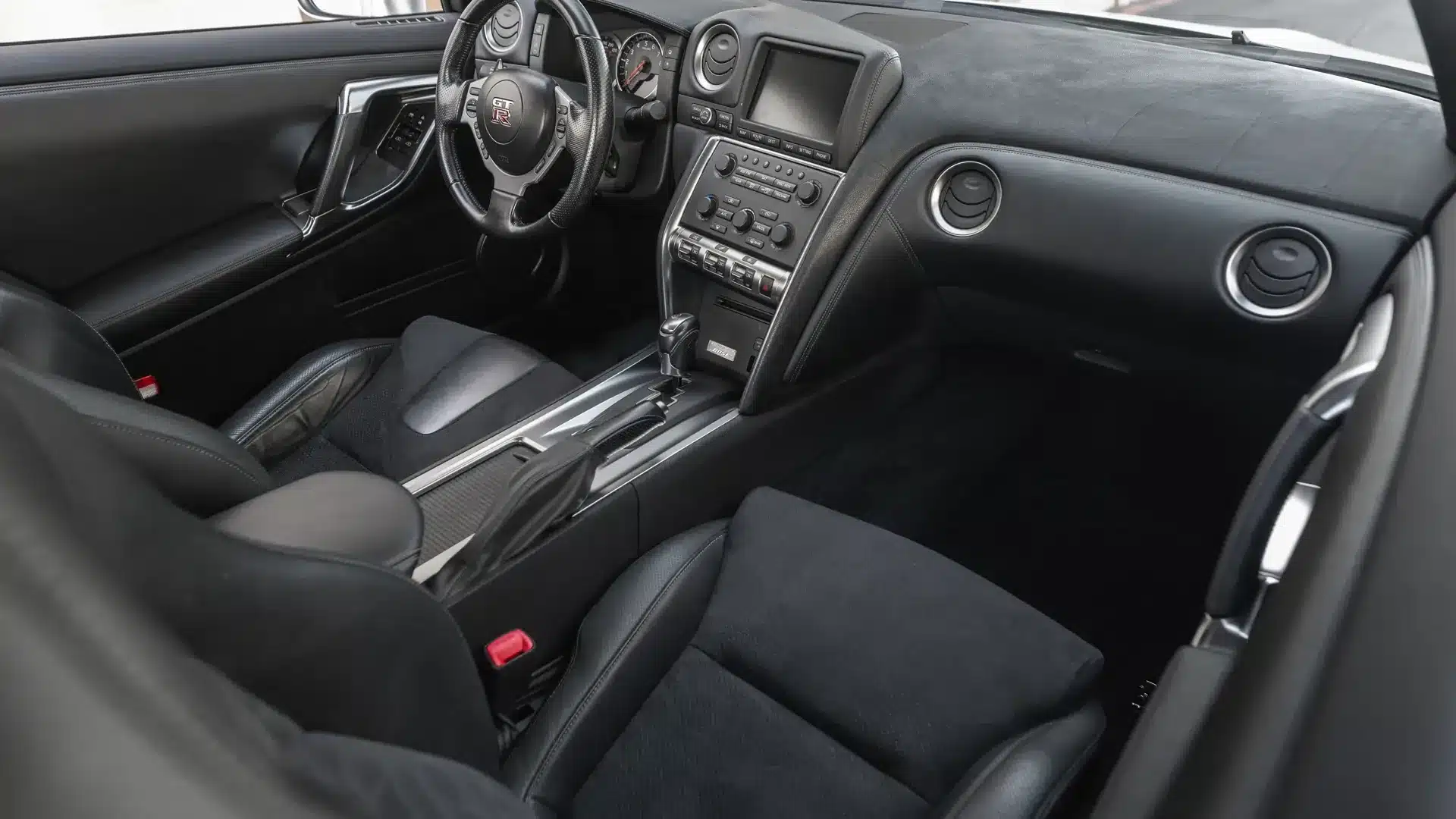 Innenraumansicht eines Nissan GT-R R35 aus dem Jahr 2009 mit edler schwarzer Lederausstattung