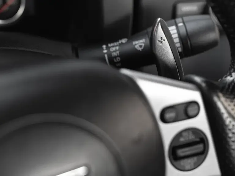 Schaltwippen und Bedienelemente am Lenkrad eines Nissan GT-R R35 Modelljahr 2009