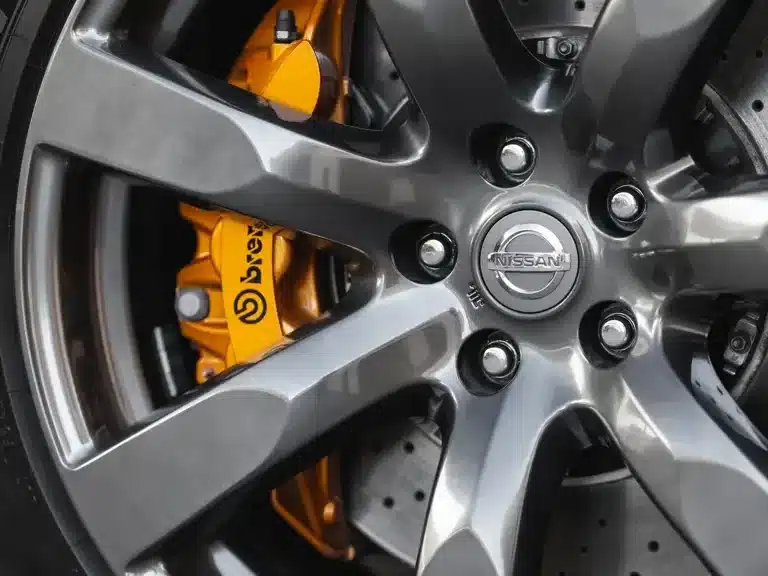 Felge und Brembo-Bremssattel eines Nissan GT-R R35 Baujahr 2009 in Nahaufnahme.