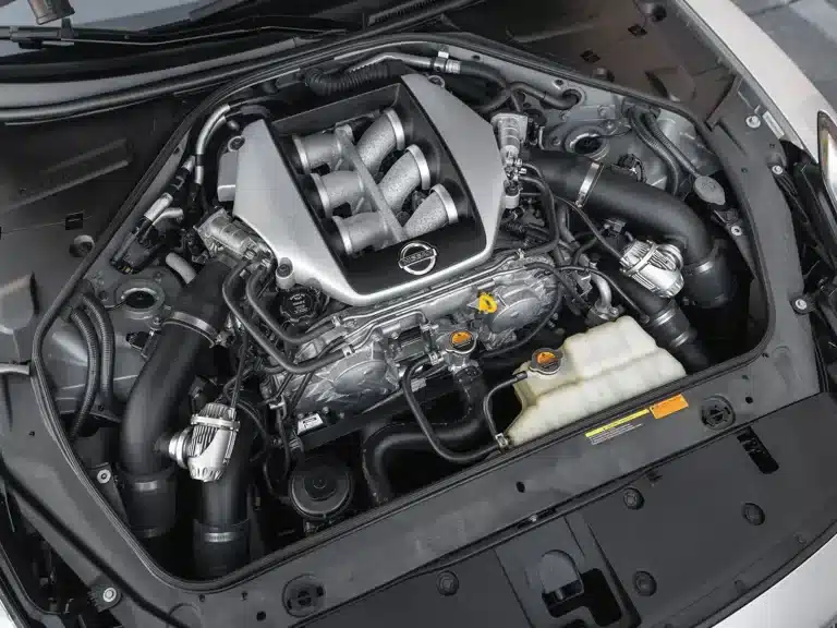 Motorraum des Nissan GT-R R35 mit sichtbarem 3,8-Liter-V6-Biturbo-Motor und Komponenten