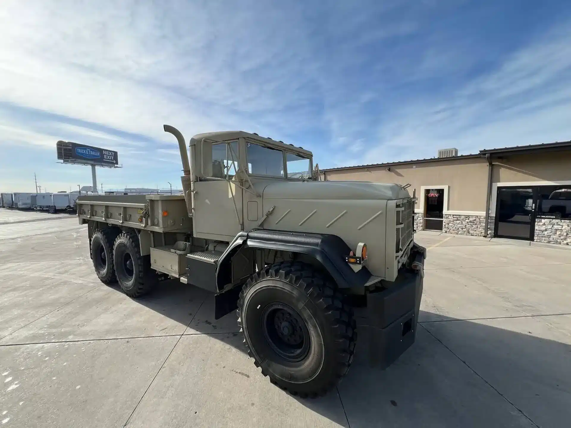 AM General M939 Militär-Lkw, 6x6-Antrieb, Baujahr 1985, seitliche Ansicht auf einem Parkplatz