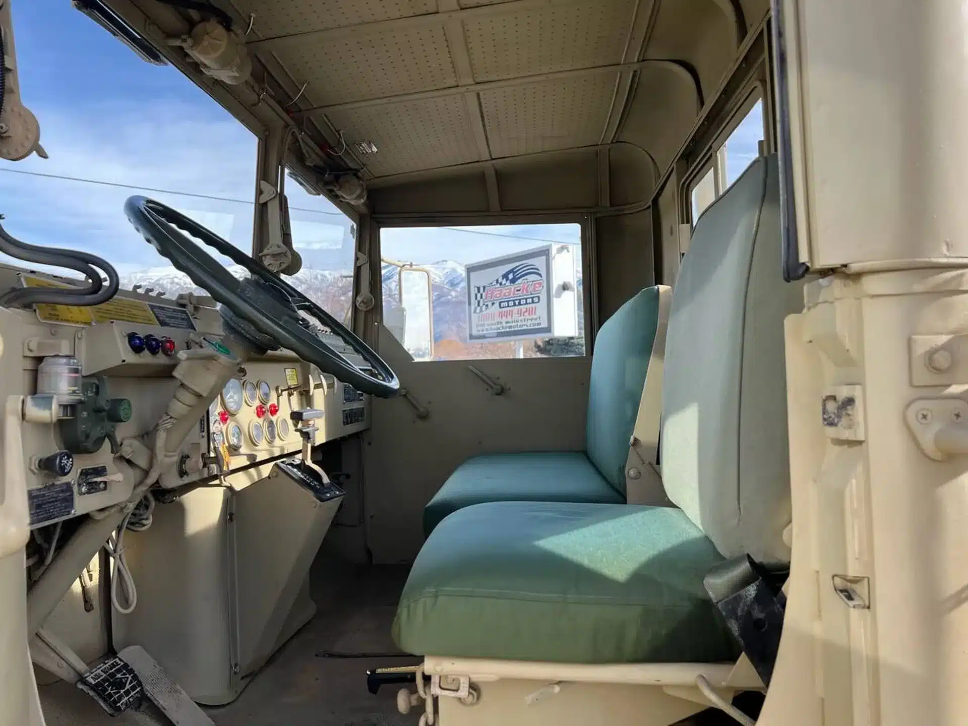 Innenraum des AM General M939 mit Lenkrad, Instrumentenbrett und zwei Sitzen
