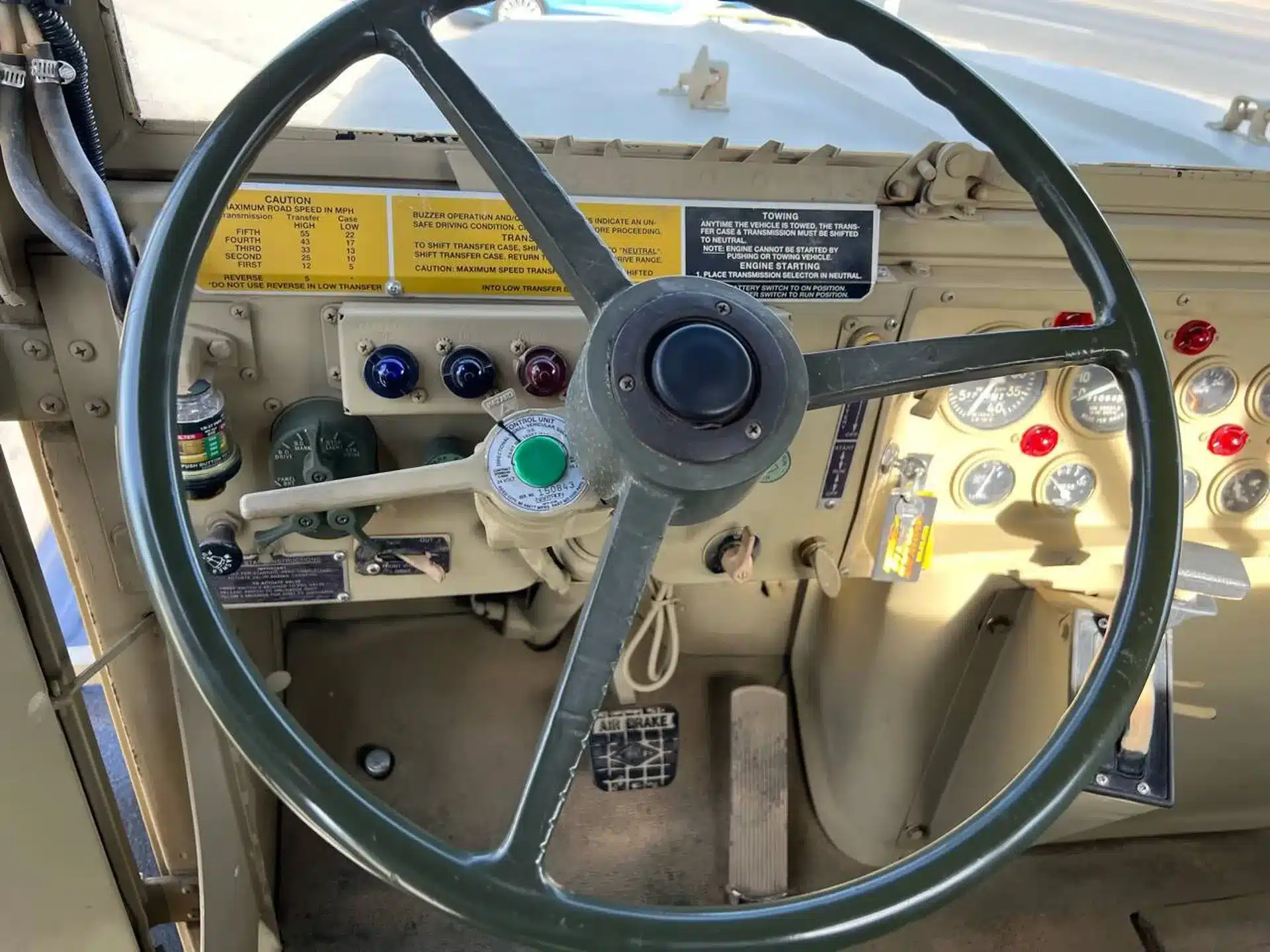 Armaturenbrett und Lenkrad eines AM General M939 Militär-Lastwagens, Baujahr 1985.