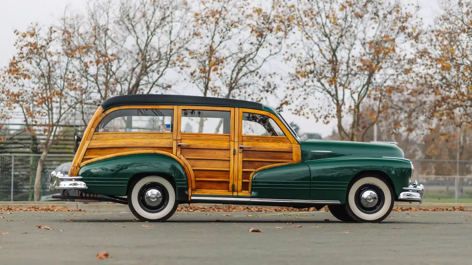 Seitenansicht eines 1947 Pontiac Streamliner Eight Station Wagon mit grünem Lack und Holzaufbau