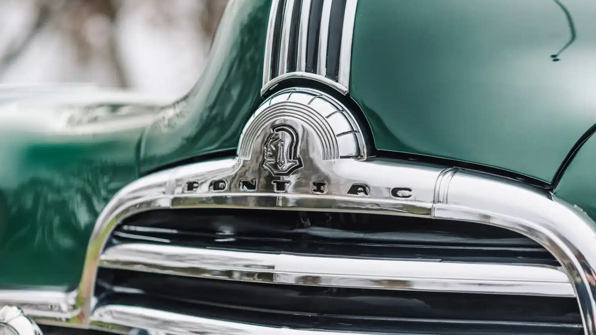 Kühlergrill und Pontiac-Logo eines 1947 Streamliner Eight Station Wagon in grün