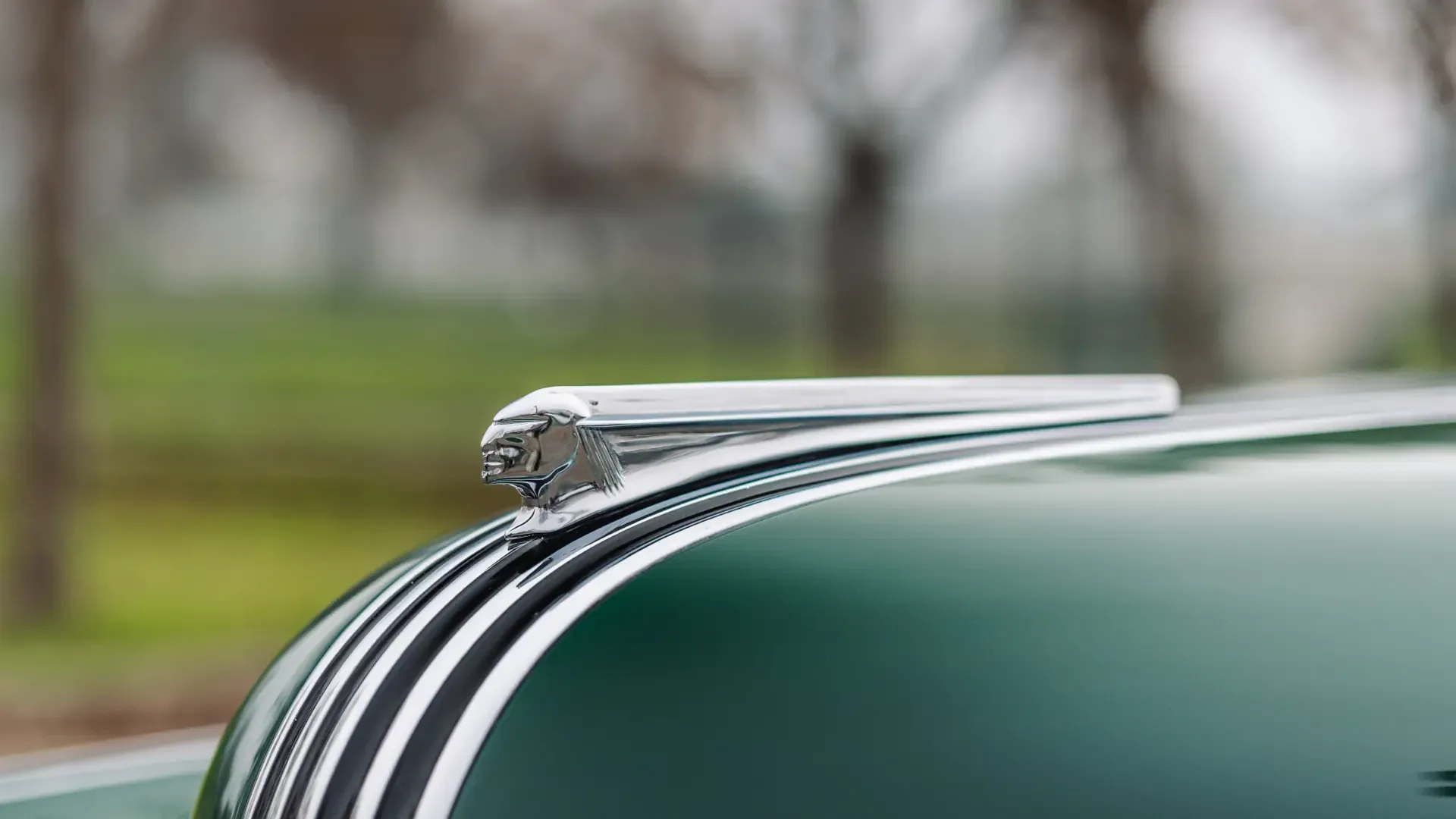 Detailaufnahme der Kühlerfigur am 1947 Pontiac Streamliner Eight Station Wagon in grün
