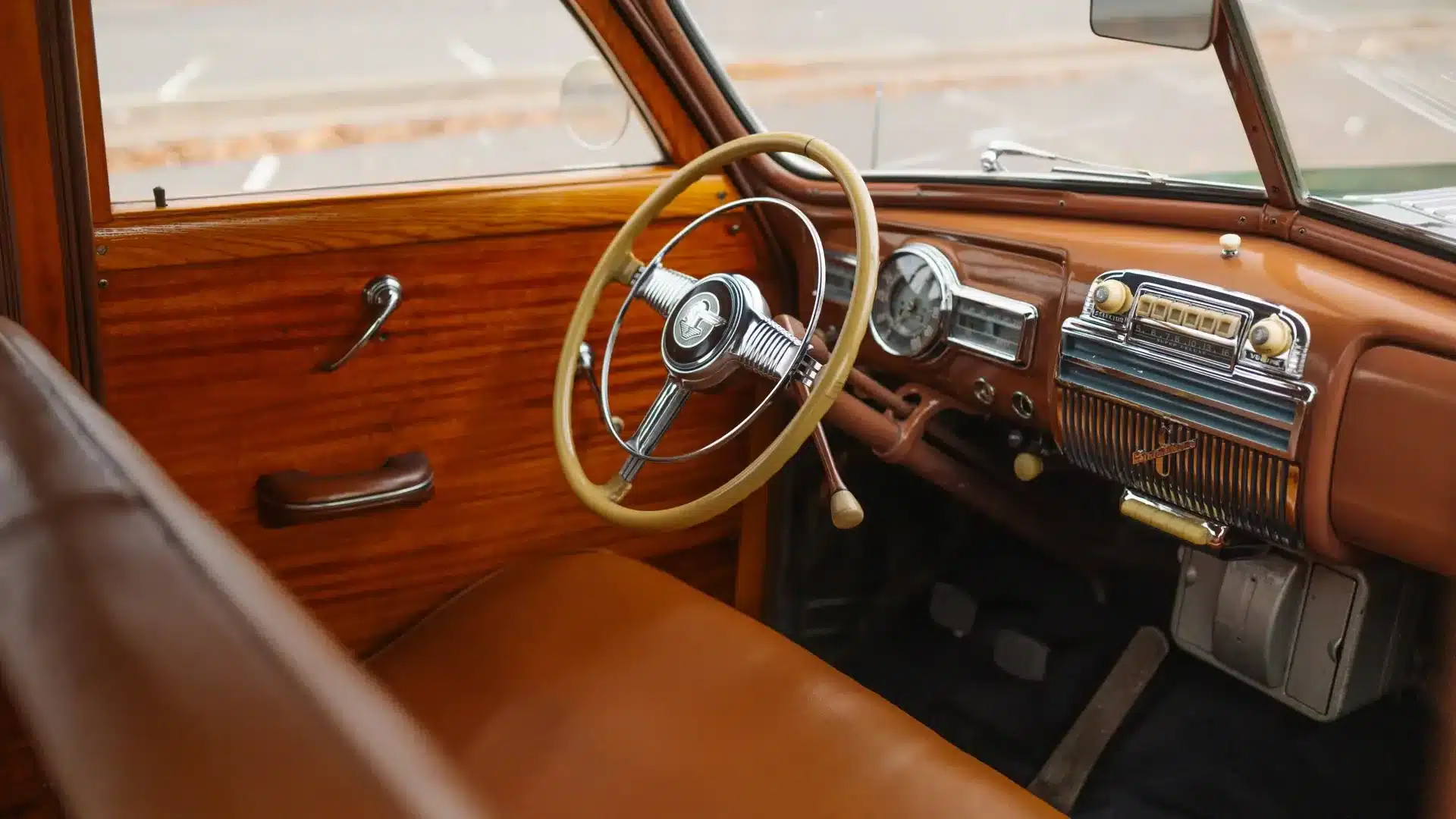 Innenraum des 1947 Pontiac Streamliner Eight Station Wagon mit Original-Holzverkleidung und klassischem Armaturenbrett.