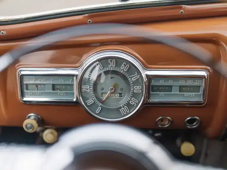 Tachometer und Anzeigen im Armaturenbrett eines Pontiac Streamliner Eight Station Wagon von 1947