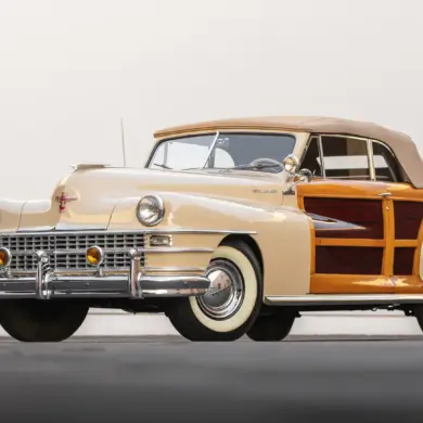 1947 Chrysler Town & Country Convertible mit echter Holzbeplankung und beigem Stoffverdeck, frontal abgelichtet.