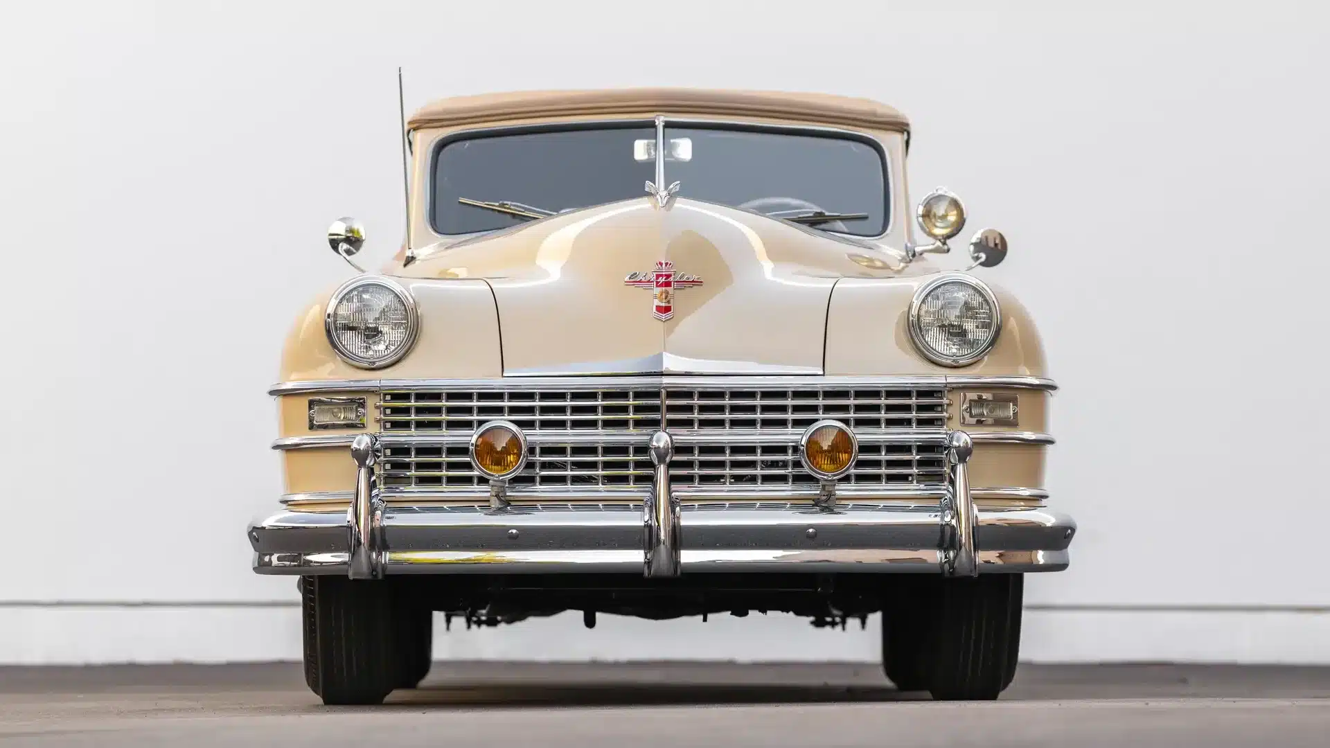 Frontalansicht eines klassischen 1947 Chrysler Town & Country Convertible in beiger Lackierung mit Chromdetails.
