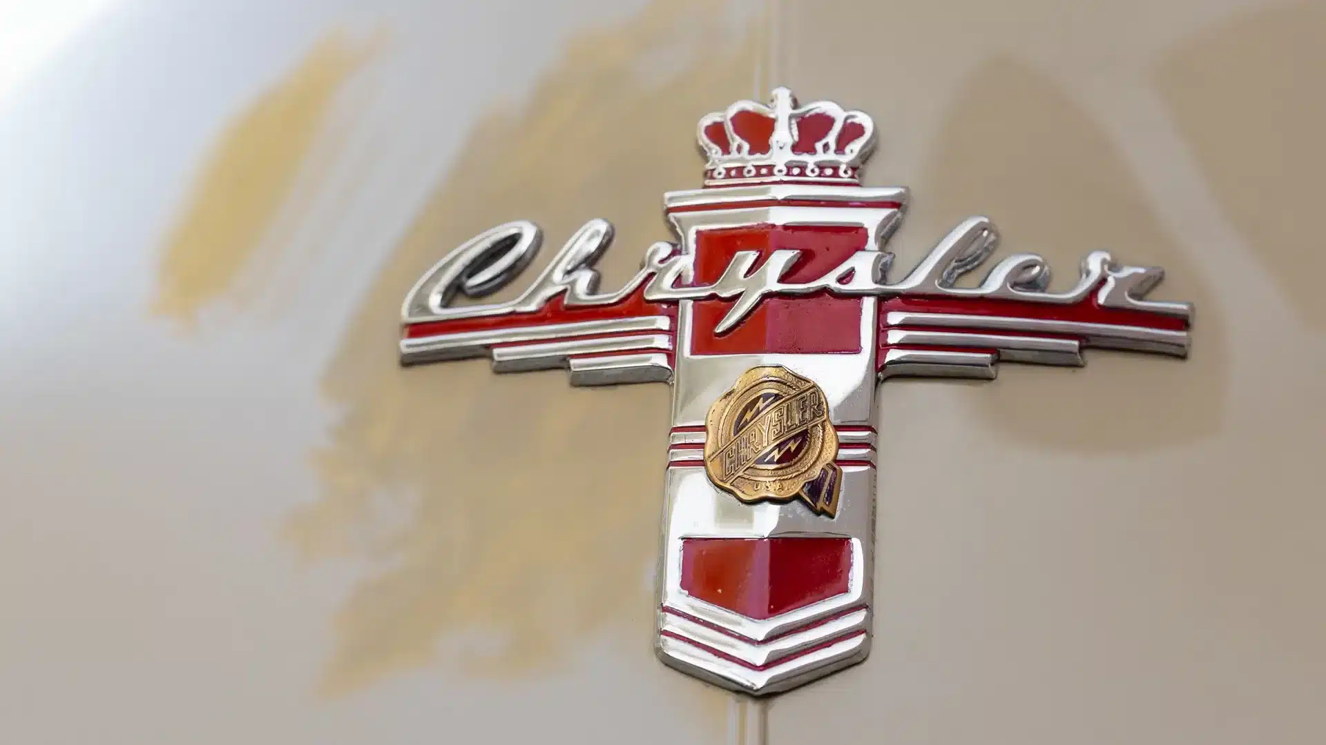 Chrysler-Logo von 1947 auf der Motorhaube eines Town & Country Convertible