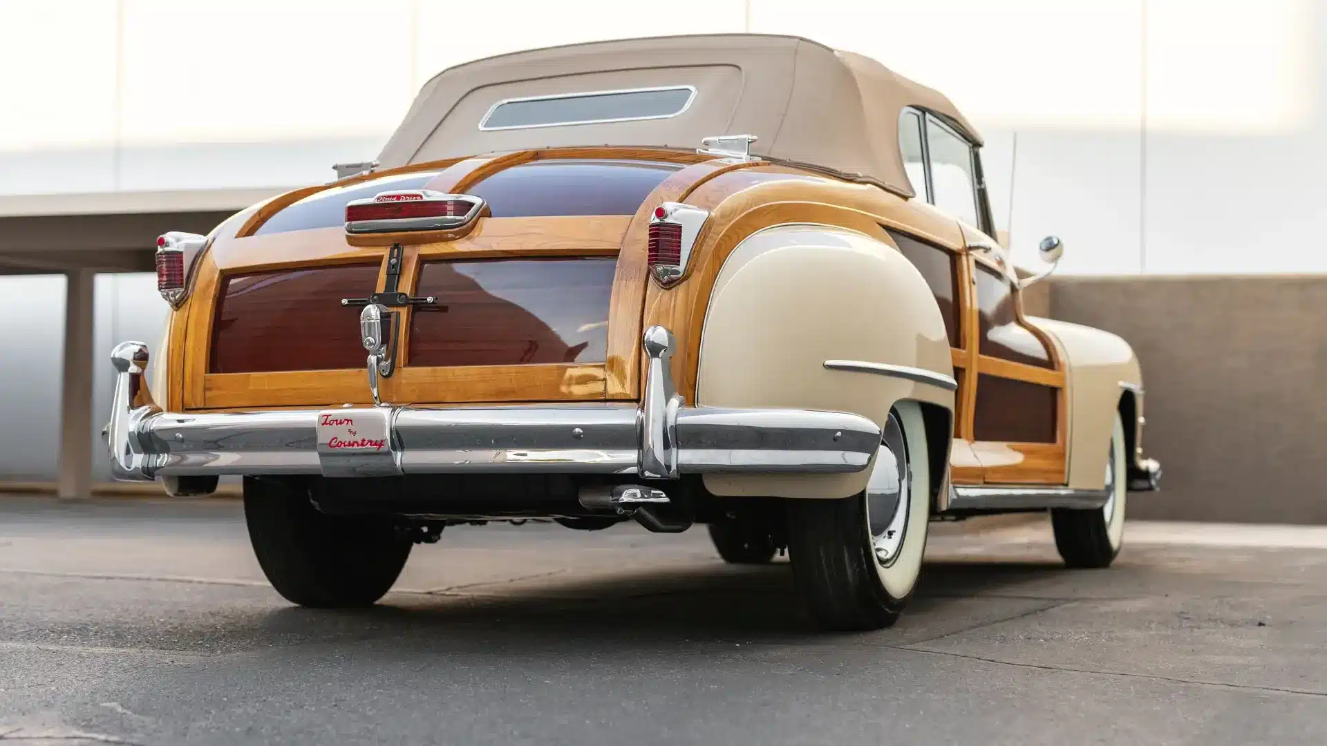 Heckansicht eines 1947 Chrysler Town & Country Convertibles mit Holzbeplankung und beigem Stoffverdeck