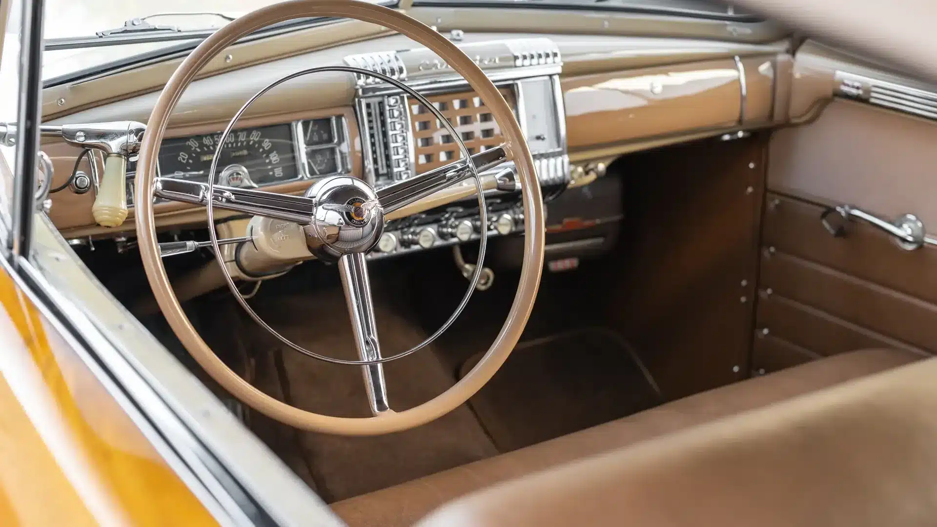 Detailaufnahme des eleganten Innenraums und Armaturenbretts eines 1947 Chrysler Town & Country Convertible