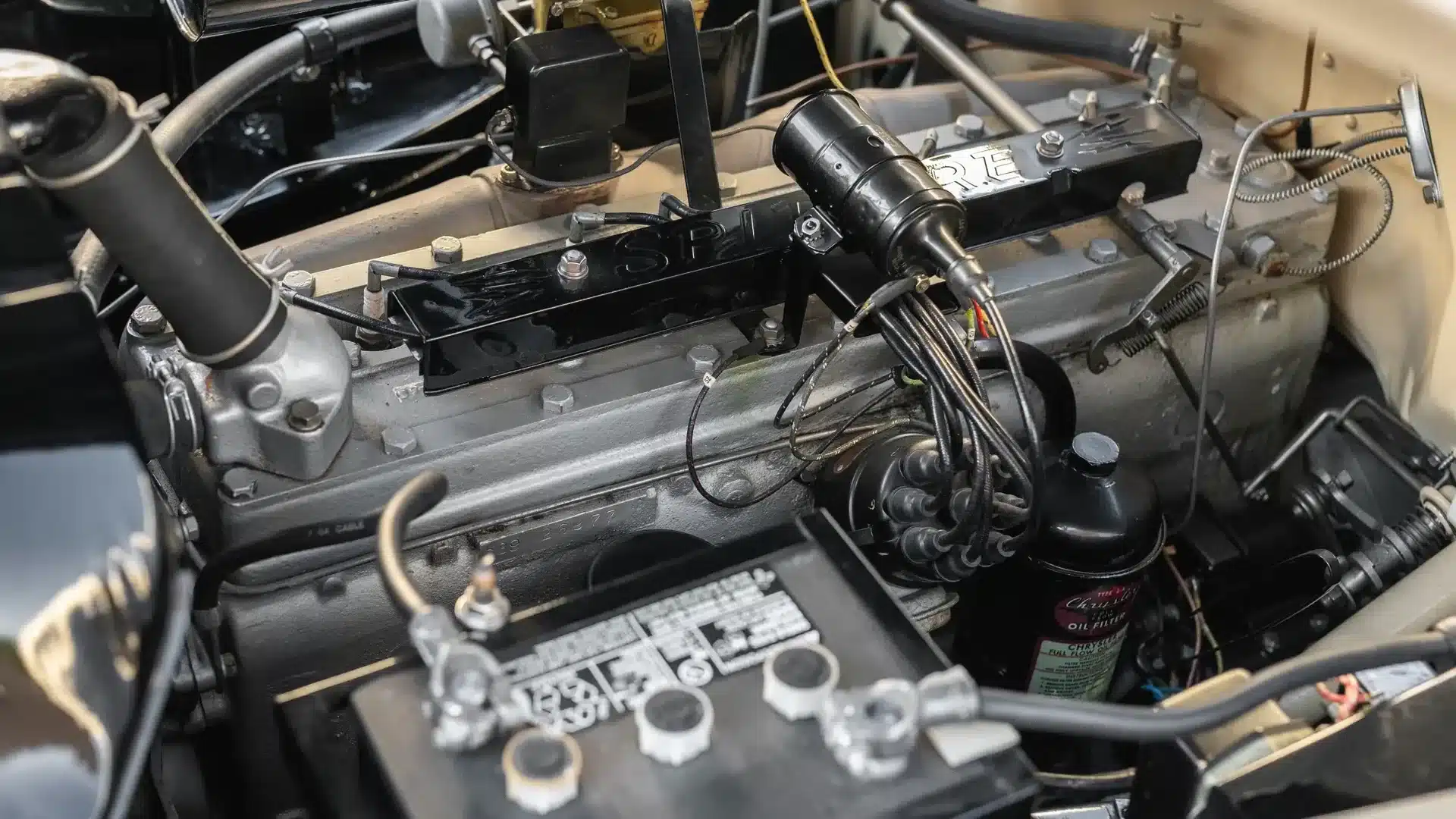 Motorraum des 1947 Chrysler Town & Country Convertible mit Flathead-Achtzylindermotor und originalen Komponenten.